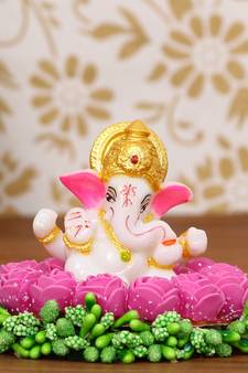 eCraftIndia Lord Ganesha Idol on DECORative Handcrafted Plate with Pink Flowers