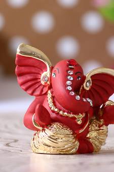 eCraftIndia Gold Plated Red Mini Kaan Ganesha DECORative Showpiece for Home Temple Office Car Dashboard