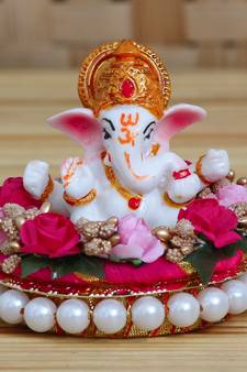 eCraftIndia Lord Ganesha Idol on DECORative Handcrafted Plate with Colorful Flowers