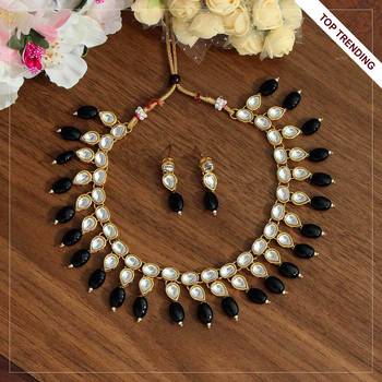 Black necklace-sets 1