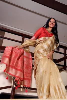 Black woven south silk saree with blouse 3