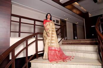 Black woven south silk saree with blouse 4