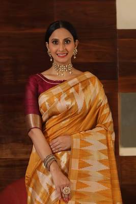 Red woven raw silk saree with blouse 2