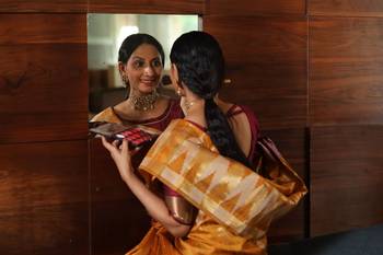 Red woven raw silk saree with blouse 4