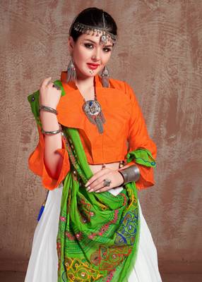 White Gujarati Gamthi Hand Embroidered Cotton Chaniya Choli For Navratri 4