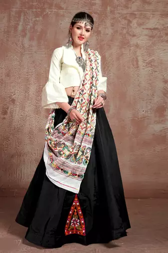 Black gujarati gamthi hand embroidered taffeta silk navratri lehenga design collection