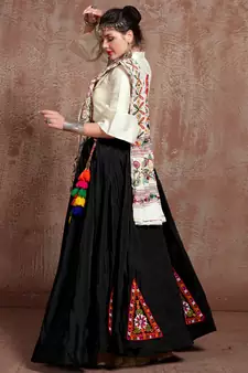 Black gujarati gamthi hand embroidered taffeta silk navratri lehenga design collection