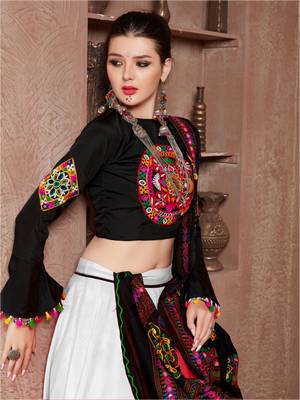 White Gujarati Gamthi Hand Embroidered Cotton Indian Traditional Dandiya Raas Garba Navratri Online Collection 2