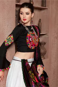 White Gujarati Gamthi Hand Embroidered Cotton Indian Traditional Dandiya Raas Garba Navratri Online Collection