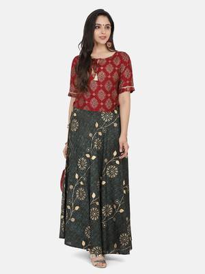 Maroon Printed Crop Top With Skirt And Potli 7