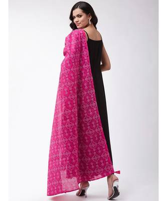Black strappy kurta palazzo set with pink bandhini dupatta 5
