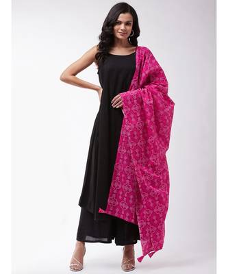 Black strappy kurta palazzo set with pink bandhini dupatta 7