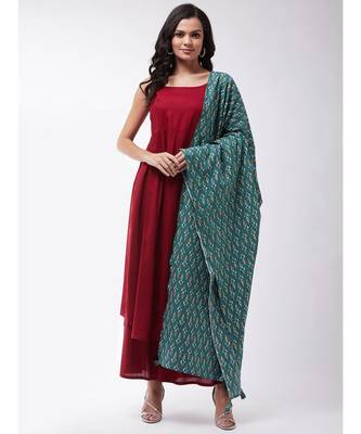 Maroon strappy kurta palazzo set with green Kantha dupatta 1