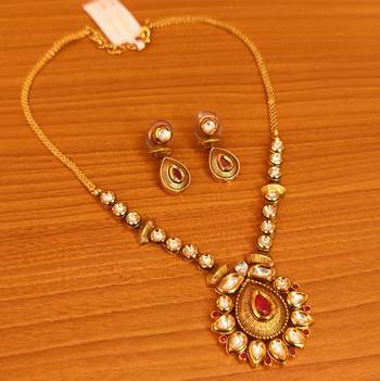 Red necklace-sets 1