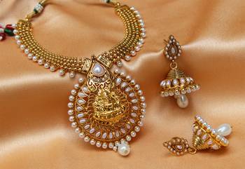 Gorgeous Temple Pearl Necklace Set 1