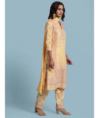 Round Neck Printed Kurta With QUARTER SLEEVE Sleeve Pant And Dupatta 3