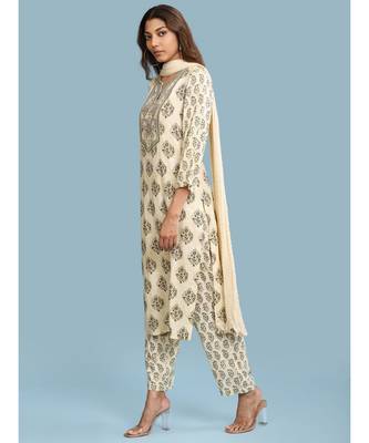 Round Neck QUARTER SLEEVE Sleeve Printed Kurta With Gota Work With Pant And Dupatta 2