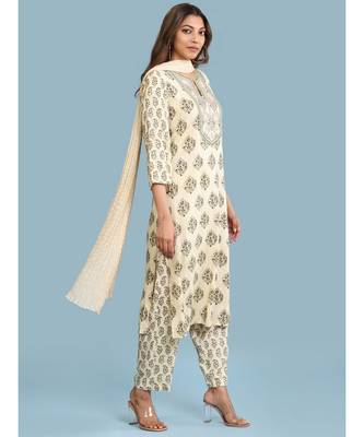 Round Neck QUARTER SLEEVE Sleeve Printed Kurta With Gota Work With Pant And Dupatta 3