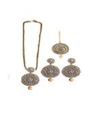 Sachiva Fashion Grey Coloured Kundan With Gold Plated With Chain & Maang Tikka Necklace 