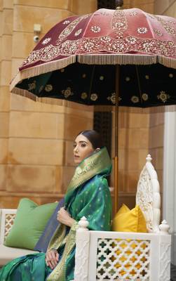 Green woven silk saree with blouse 2