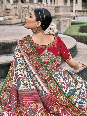 White printed pure silk saree with blouse 3