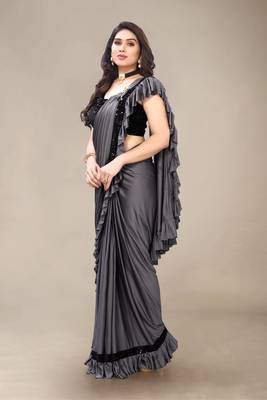 Grey hand woven crepe saree with blouse 2