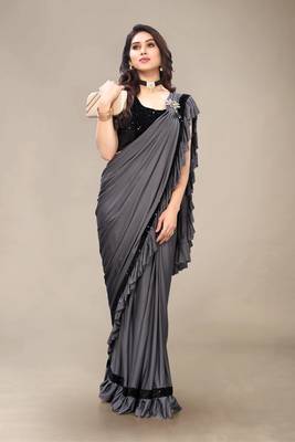 Grey hand woven crepe saree with blouse 3