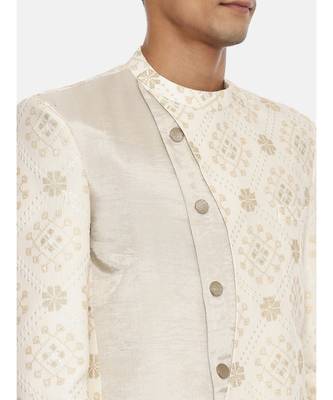 perfect for a reception or a wedding sangeet. pair with ivory pants for a complete look. 2