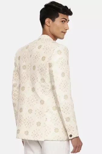 perfect for a reception or a wedding sangeet. pair with ivory pants for a complete look.