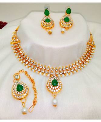 Gold plated jewelry set with earrings and Maangtikka in Green color 1