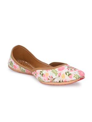 Sringam Women White Printed Handcrafted Mojaris 1