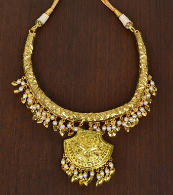 White Beaded Hasli necklaces 317FNN25 1
