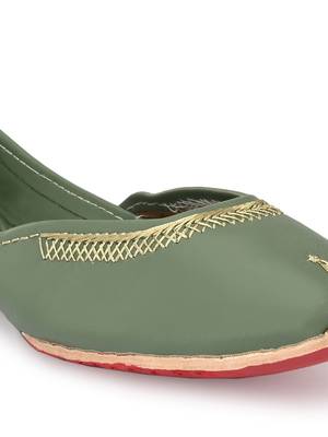 Sringam Women Green Handcrafted Mojaris 5