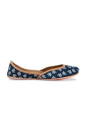 Sringam Women Blue and White Printed Handcrafted Mojaris 3