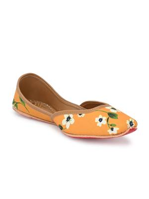 Sringam Women Yellow Printed Handcrafted Mojaris 1
