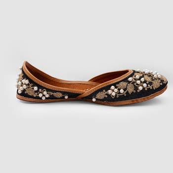 Black Pearl Embroidered Jutti 5