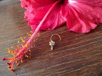 Sizzling gold Floral 9 Diamond cubic zirconia nose-ring or nosepin 3