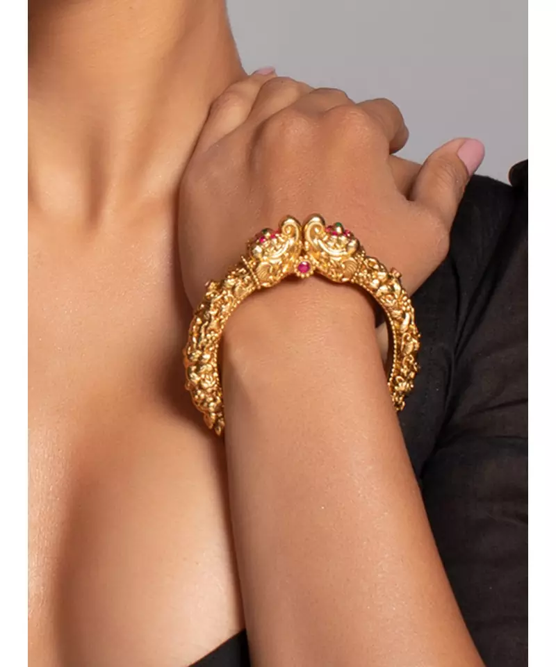 Exquisite Gold Bangle for Weddings