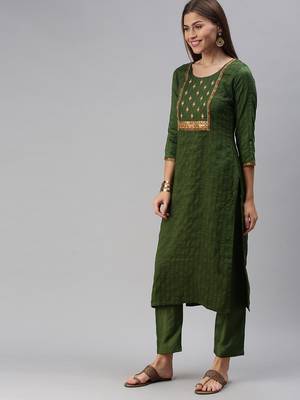 Women Olive Green Embroidered & Sequence Kurta Set With Dupatta 4