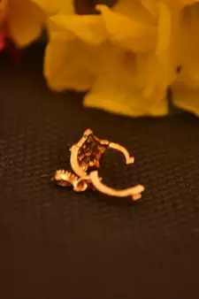 Sizzling gold floral diamond cubic zirconia nose-ring or nosepin