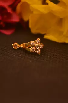 Sizzling gold floral diamond cubic zirconia nose-ring or nosepin