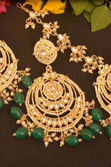 Designer Kundan Stone Bridal Dangler Pearl Stone Earrings Studs With Matching Maang Tikka