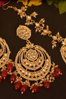 Designer Kundan Stone Bridal Dangler Pearl Stone Earrings Studs With Matching Maang Tikka