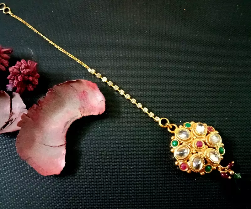 Green agate maang-tikka
