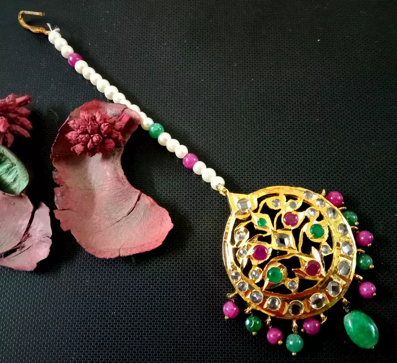 Gold agate maang-tikka