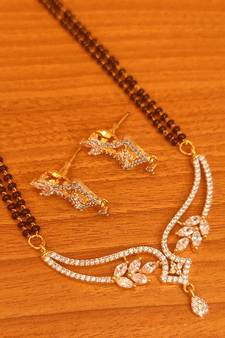 White mangalsutra