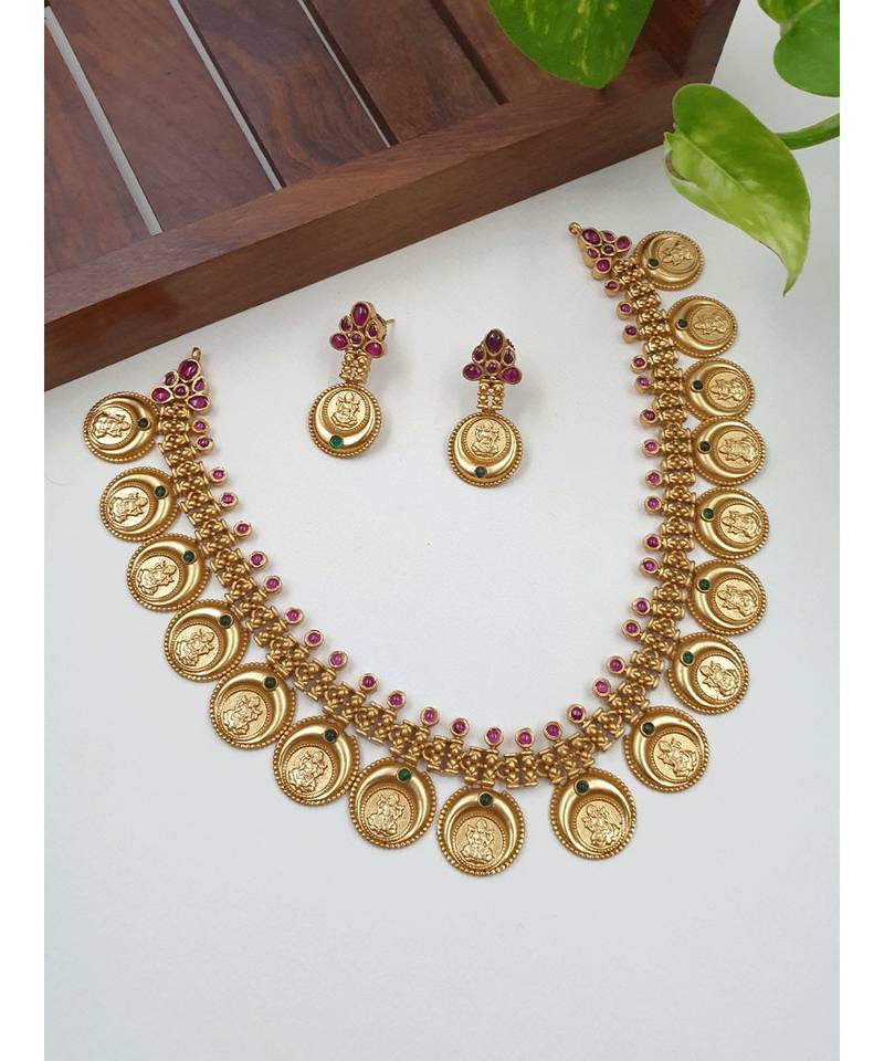 Stunning and traditional kasu necklace with earrings
