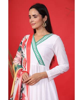 white kurta with lotus print dupatta 4
