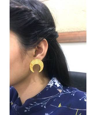 Mitali Jain Horseshoe Gold Delicate studs 4