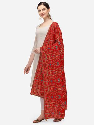 VASTRANAND Red & Green Ethnic Motifs Embroidered Dupatta with Thread Work 2